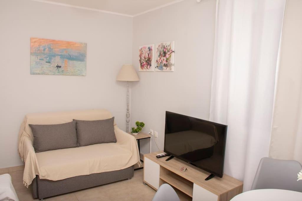 알렉산드로폴리스 Anadora 2: Hospitable Stone House With Yard 아파트 외부 사진